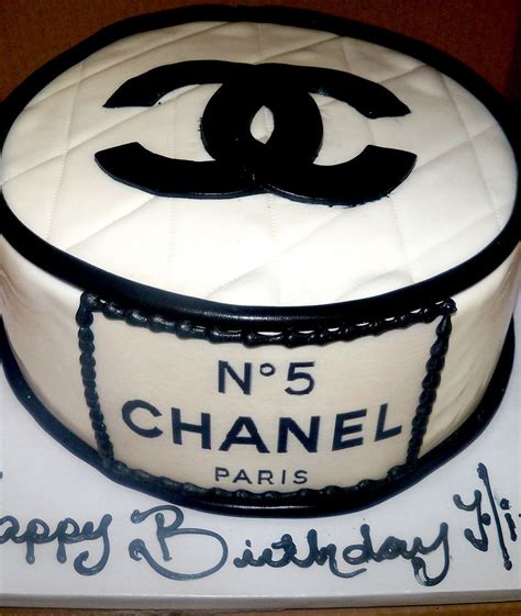 chanel logo cake